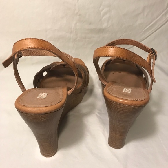 🌟 UGG women’s wedge sandals - Picture 3 of 4